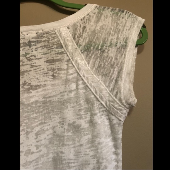 White short sleeve top🤍 - Picture 3 of 5